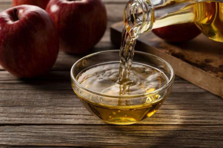 Eliminare le mosche da casa con l'aceto di sidro di mele Elimina las moscas de casa con vinagre de sidra de manzana