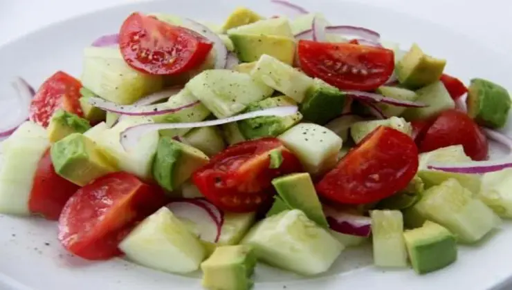 Pomodori e cetrioli Tomates y pepinos