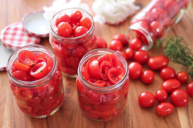 latas de tomates