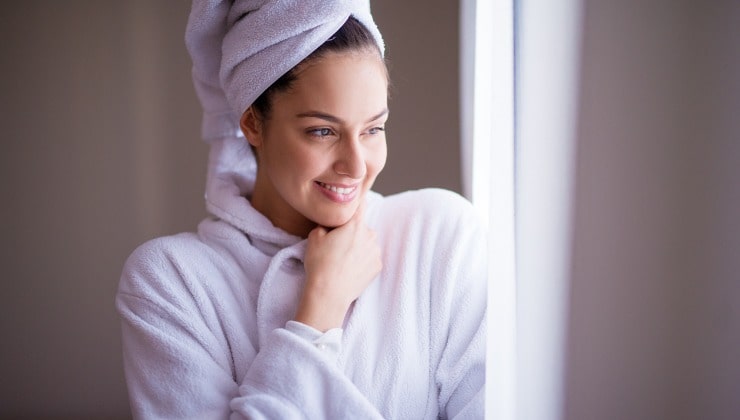Mujer joven en bata de baño