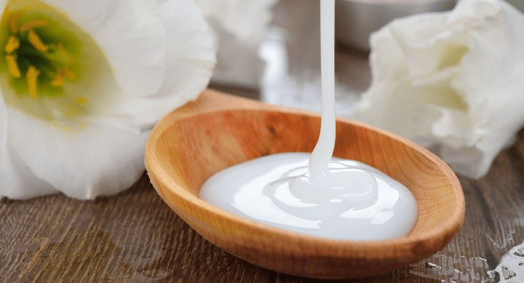 Metti un paio di gocce di pesticida naturale con sapone liquido Poner un par de gotas de pesticida natural con jabón líquido
