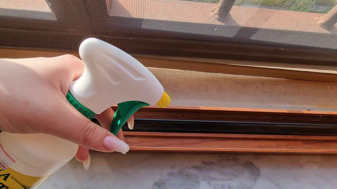 Producido sobre rieles de ventana.