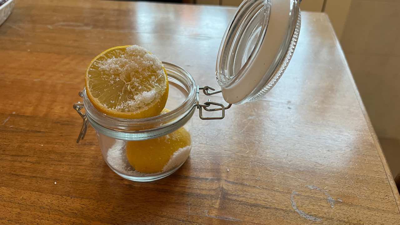 limón y sal en el frasco