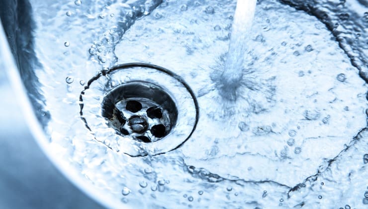 Fregadero con agua corriente
