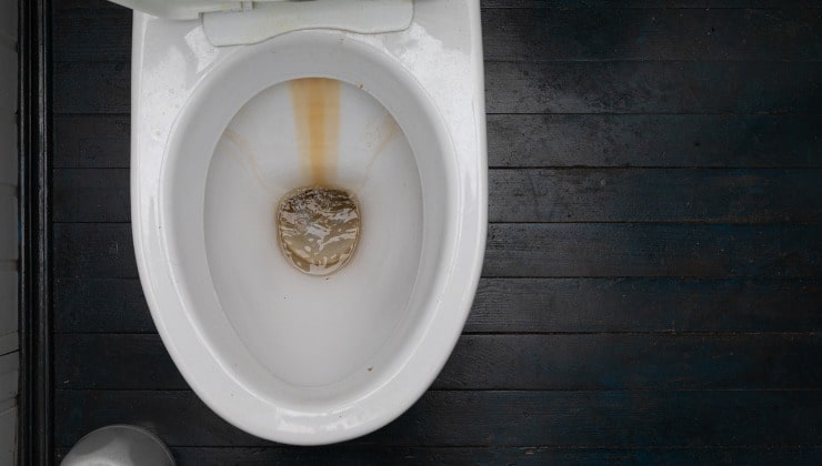 Manchas amarillas en el baño.