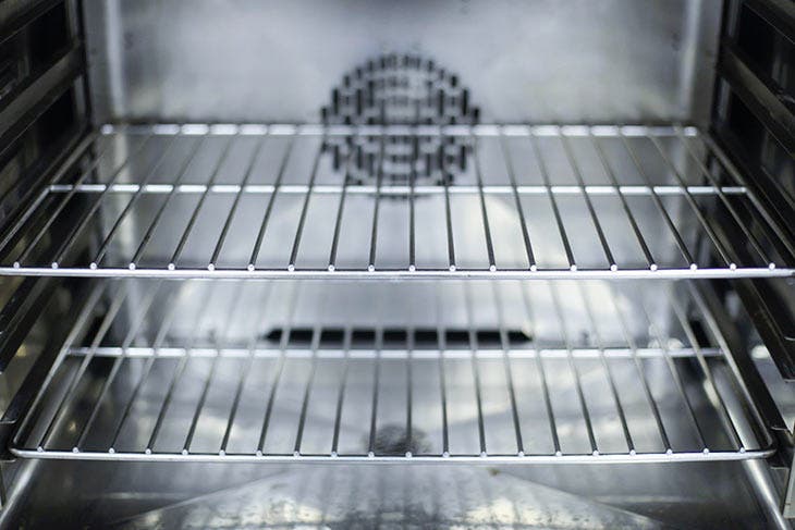 Lleno la sartén y la meto en el horno. La suciedad se desprende de las paredes y de la rejilla sola 3 limpiar el interior del horno