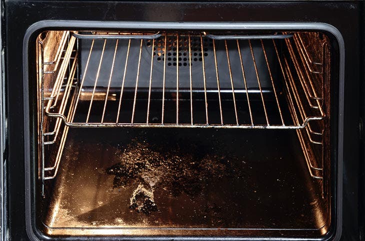 Lleno la sartén y la meto en el horno. La suciedad se desprende de las paredes y de la rejilla sola 2 Interior sucio de un horno