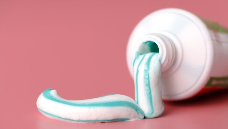 Pasta de dientes para sartenes con incrustaciones
