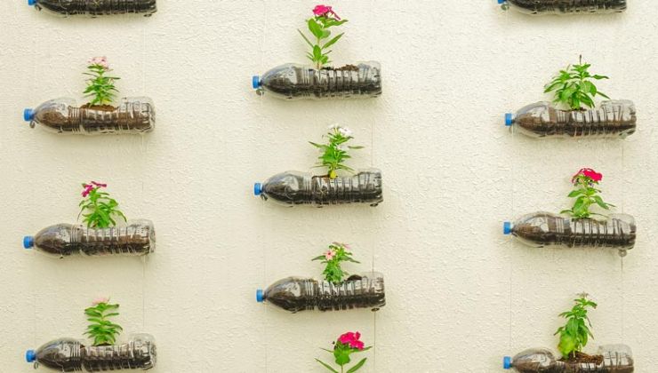 Macetas colgantes con botellas de plástico Macetas colgantes con botellas de plástico